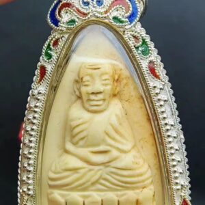 Lp thuad 象ya雕刻龍婆托 包好純銀殼